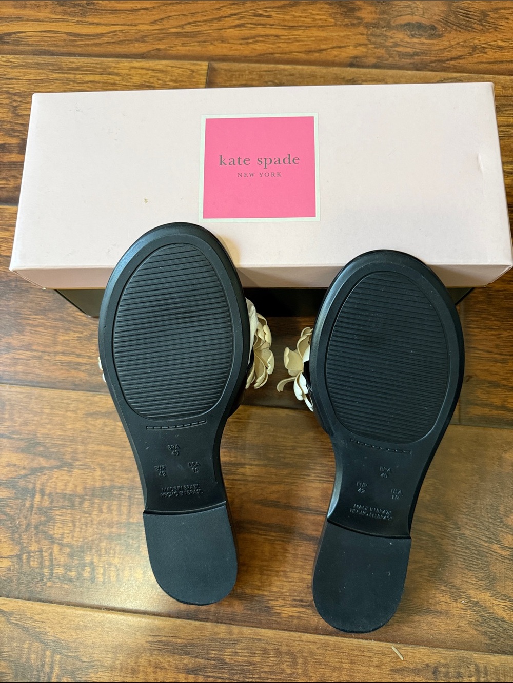 kate spade black sandals with ivory floral appliqués - Picture 4 of 6